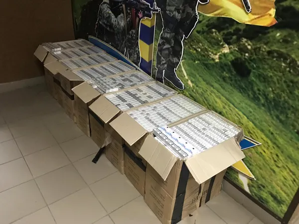 Човен і вісім тисяч пачок сигарет: на Волині завадили контрабанді (фото)