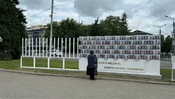 У центрі Луцька почали розширювати стенд безвісти зниклих