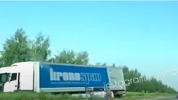 Заснув за кермом: на Волині легковик протаранив фуру (відео)