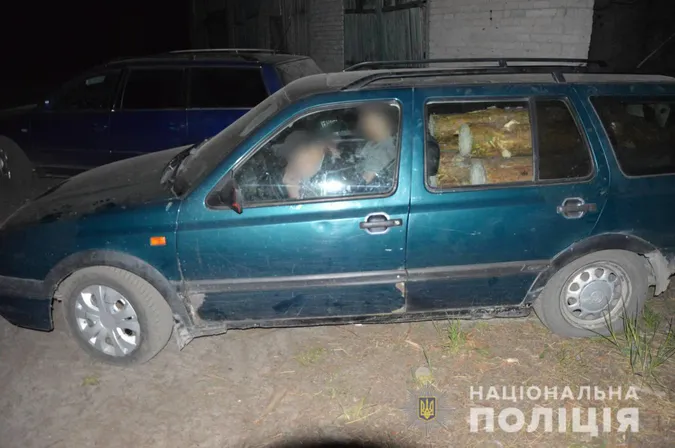На Волині зловили молодиків, які «напакували» свої легковики сосновими колодами (фото, відео)