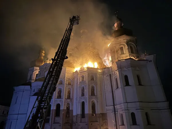 Росіяни атакували Києво-Печерську лавру – палає Успенський собор (фото, відео)