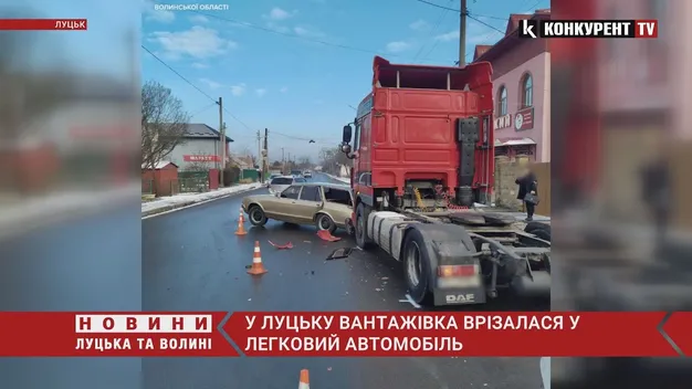 Фура протаранила припарковане авто: деталі ранкової ДТП у Луцьку (фото, відео)