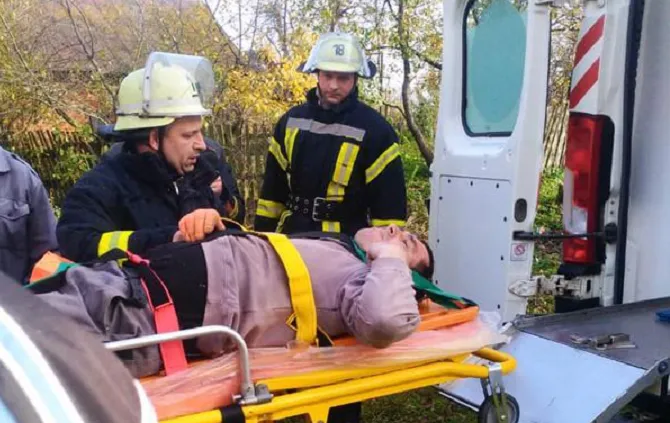 На Волині зняли з дерева чоловіка, який травмувався, обрізуючи гілки (фото)