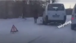 На Волині бус врізався в дерево (відео)