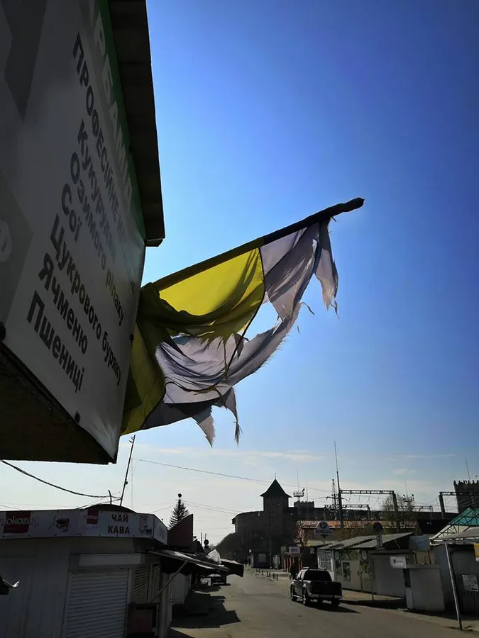 У Луцьку біля Старого ринку висить пошарпаний український стяг (фотофакт)