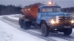 Ожеледиця: волинські дороги чистили 17 одиниць техніки (фото)