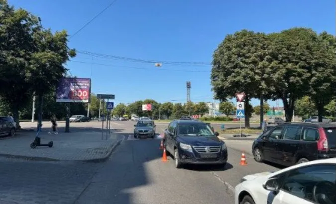 У Луцьку підліток на самокаті вилетів на «зебру» і зіткнувся з авто