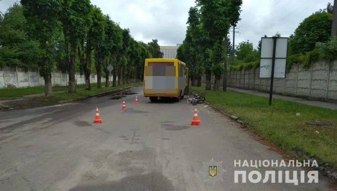 У Луцьку маршрутка наїхала на велосипедиста: дідусь помер у лікарні (фото)