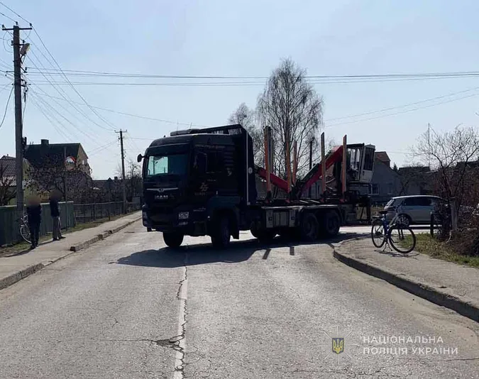У Ковелі вантажівка підрізала велосипед – постраждав дідусь (фото)
