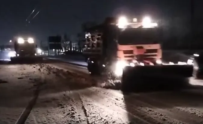 Працюють у посиленому режимі: на Волині чистять дороги (відео)