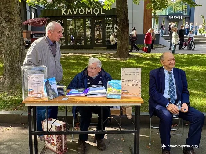 Книги просто неба та зустрічі з письменниками: у Нововолинську відбулася книжкова толока (фото)