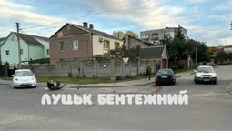 Аж бампер відлетів: у Луцьку не розминулись два легковики (фото)
