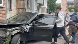 Автівка – вщент, водій – у лікарні: деталі моторошної аварії у Луцьку (відео)
