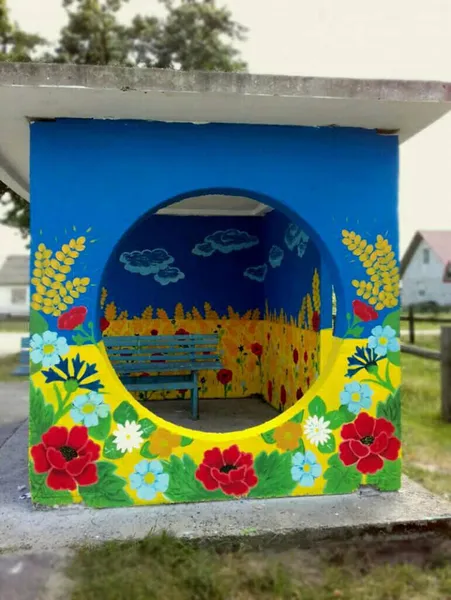 На Волині дві школярки «оживили» зупинку (фото)