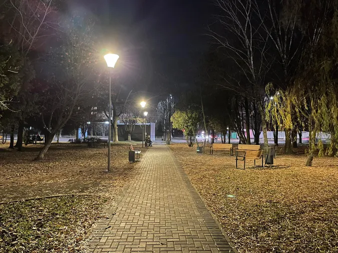 У Луцьку завершили облаштування скверу на розі двох проспектів (фото)