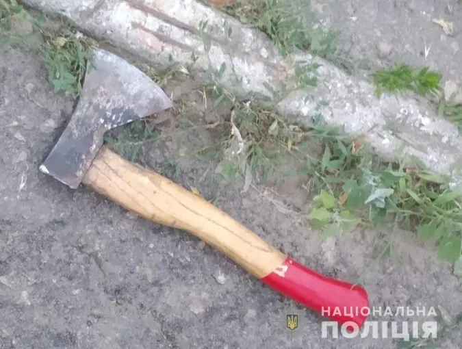 П'яний волинянин накинувся із сокирою на поліцейських