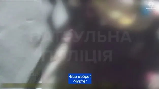 Стікав кров'ю: у Луцьку патрульні врятували пораненого чоловіка (відео)