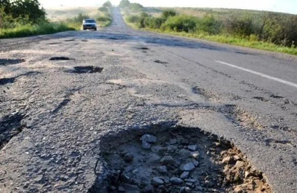 Луцькі водії просять «не запльовувати ямки на асфальті»