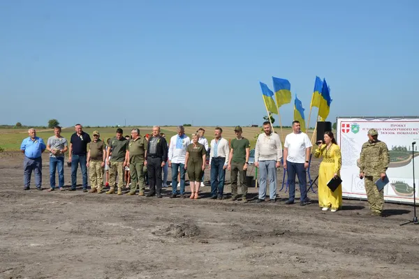 «Зв'язок поколінь»: на Волині висадили калину в пам'ять про Героїв УПА (фото, відео)