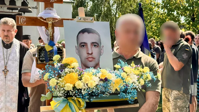 У Нововолинську попрощалися з воїном Миколою Селещуком (фото)
