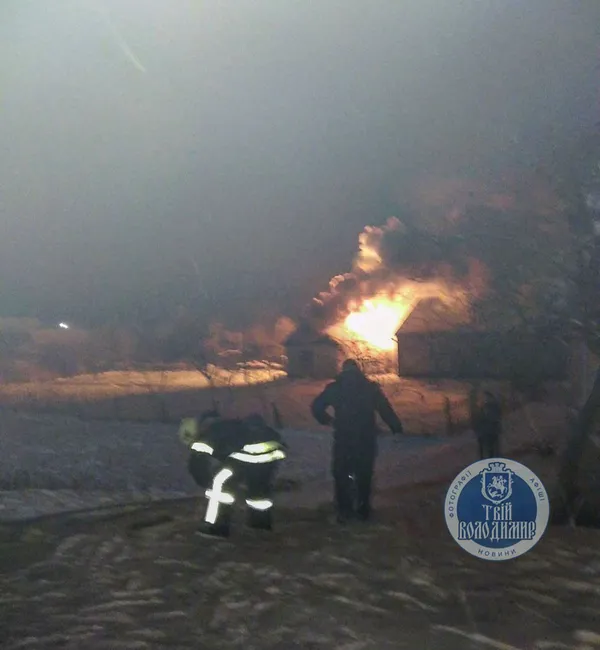 У Володимирі-Волинському рятувальники майже годину гасили пожежу (фото)