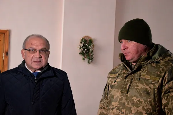 Володимир Гунчик поряд із командиром 14-ї бригади — полковником Олександром Жакуном