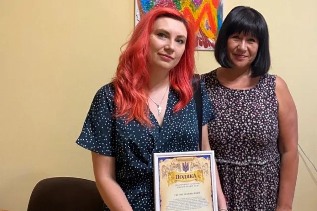 Переселенка з Бучі стала арт-волонтером у Луцьку