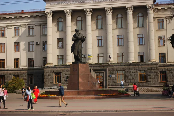 Порожні школи та безлюдні вулиці: як Луцьк святкував 1 вересня (фото)