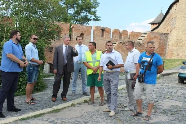 Показали, як ремонтують вулиці Луцька та «підпирають» Замок Любарта