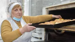 У Луцьку шкільні кухарі печуть булочки для тероборони (фото)
