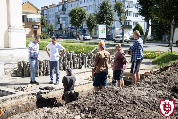 Волинські студенти під час розкопок знайшли стилізований герб Володимира XVI-XVII століття (фото)