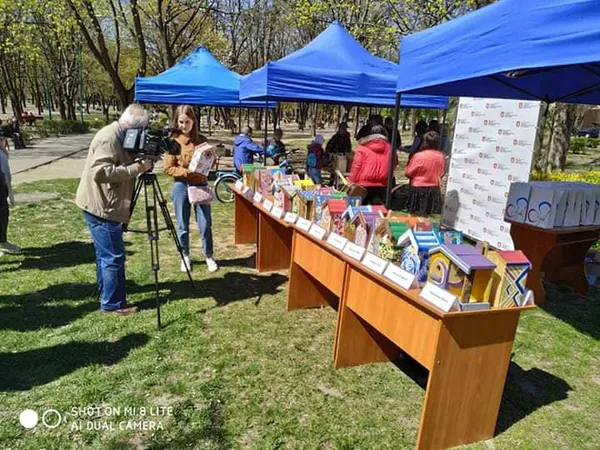 Кожній пташині по арт- хатині: у Луцьку розвісили нові шпаківні (фото)