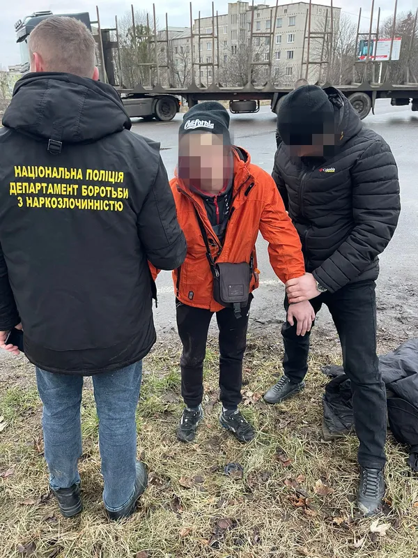 Знайшли майже 100 таблеток: підозрюваного в збуті наркотиків волинянина взяли під варту (фото)