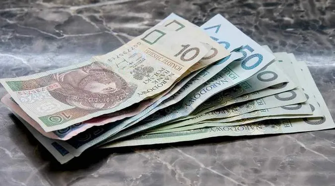 З 1 лютого біженців з України в Польщі позбавлять виплат: що зміниться