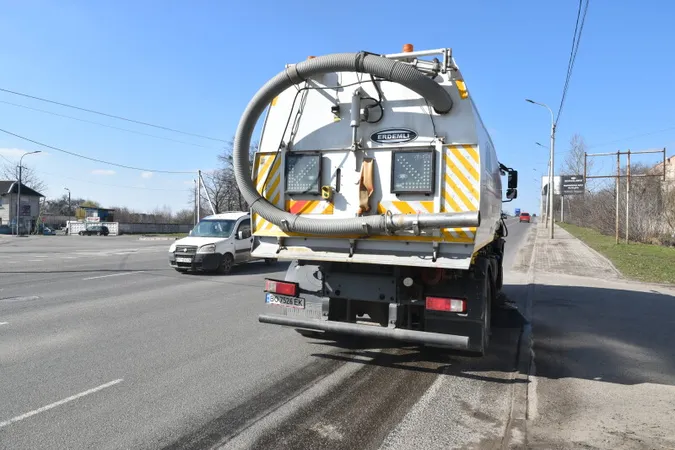 Луцьк чистять від накопиченого за зиму бруду (фото)