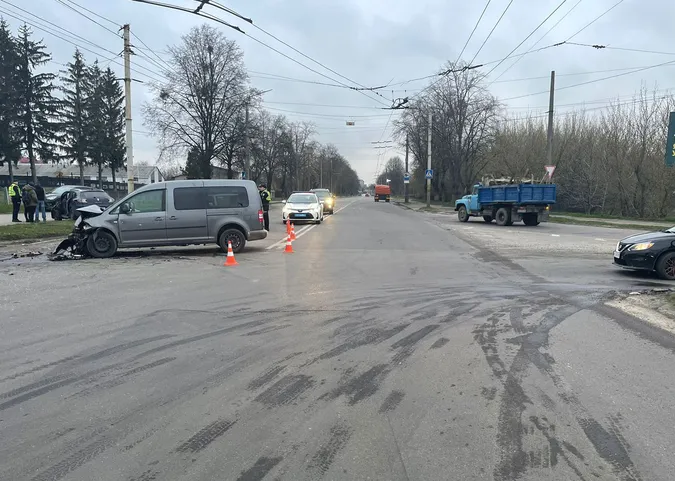 Є постраждалі: повідомили деталі аварії на перехресті в Луцьку (фото, відео)