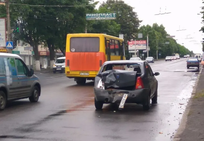 У Луцьку шкільний автобус в'їхав у легковик (фото)