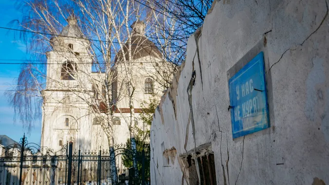 Віконні рами, балкони, таблички: таємниці одного дворика в Луцьку (фото)