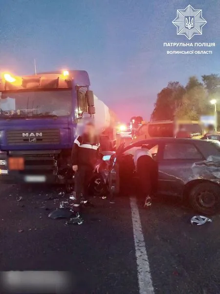 У Ковелі водій Audi в'їхав у два автомобілі і вантажівку (фото, відео)