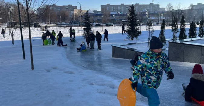 У Луцьку біля РАЦСу – аншлаг на ковзанці (фото)