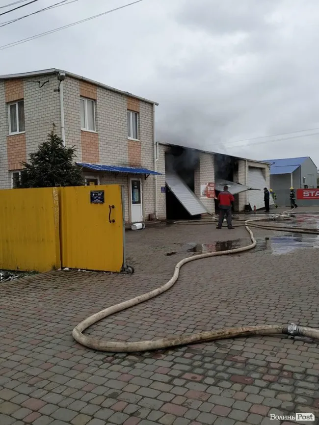 Біля Луцька на підприємстві, де встановлюють газ на авто, зайнялася машина (фото)