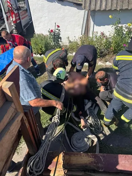 Опинився на дні колодязя: на Волині рятувальники рятували 56-річного чоловіка (фото)