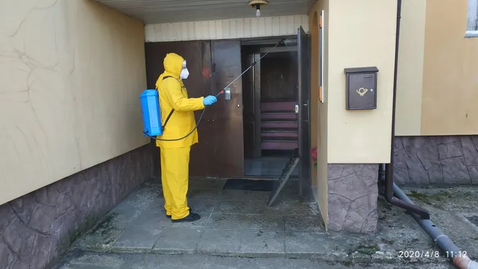 У костюмах та масках: як рятувальники очищали Луцьк та Володимир (ФОТО)