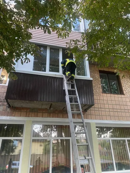 У Луцьку рятувальники визволяли дворічну дитину та тримісячне немовля з замкненої квартири (фото)