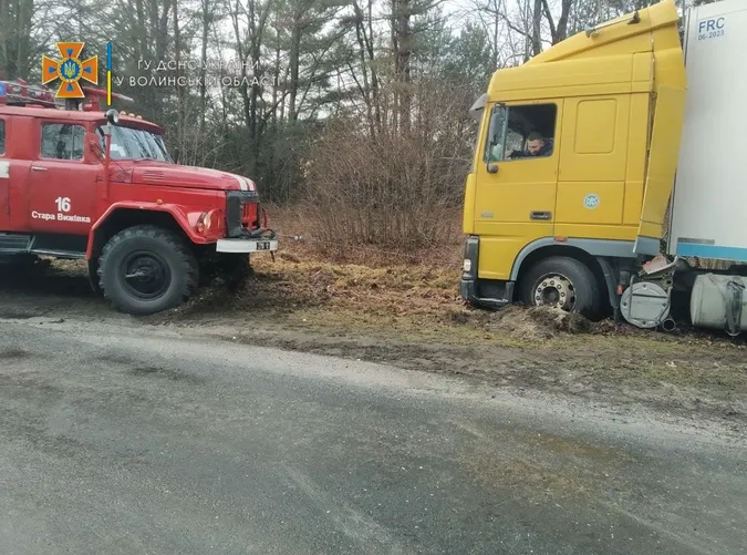 Аварія на Волині: габаритна фура повністю перегородила дорогу (фото, відео)