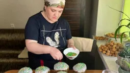 «Поїдуть на 6 напрямків»: волонтерка з Луцька готує Великодні посилки бійцям (відео)