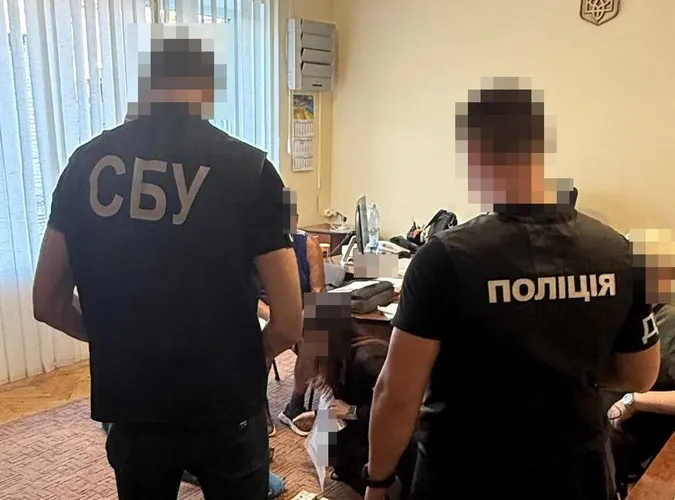 Шахраювали з преміями та надбавками: СБУ на Волині викрила посадовців-хабарників (фото)
