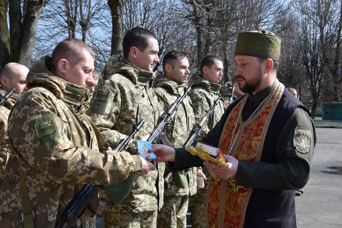 Мобілізовані та контрактники, чоловіки та жінки: у Луцьку склали присягу прикордонники (фото)