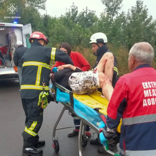 Авто злетіло з дороги: у Луцькому районі рятувальники визволяли водія (фото)