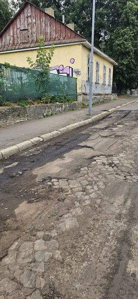 У центрі Луцька знову показалася давня бруківка: під асфальтом видніється історична вулиця (фото)